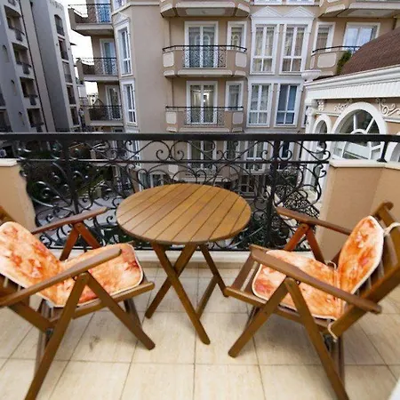 2-bedroom Pool View Sunny Апартамент