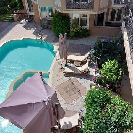 2-bedroom Pool View Sunny Апартамент