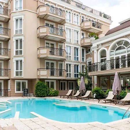 2-bedroom Pool View Sunny Апартамент
